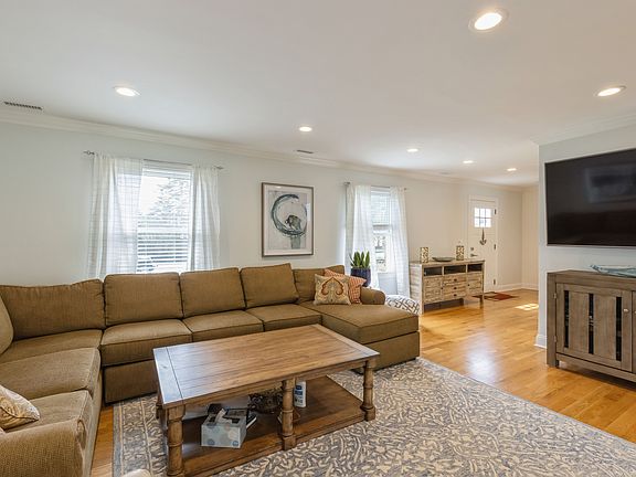 3rd image of 1 Oak Ln