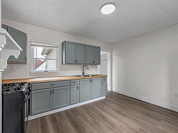 Beautiful new eat in kitchen