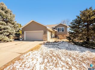 624 Hickory Ln, Harrisburg, SD 57032