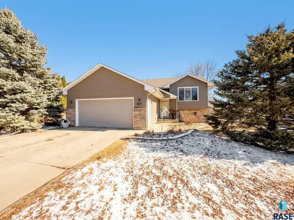 624 Hickory Ln, Harrisburg, SD 57032