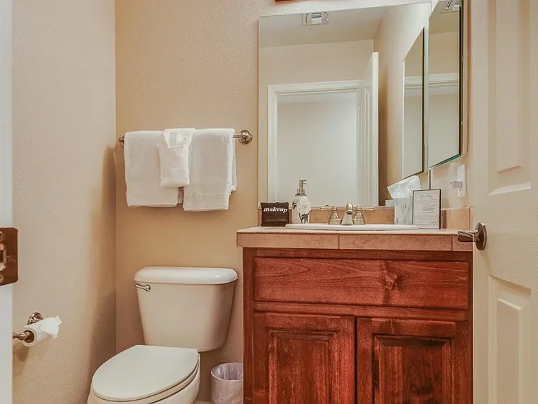 1820 Cabana Dr — Photo 32