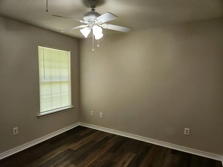 2025 Woodville Ln — Photo 11