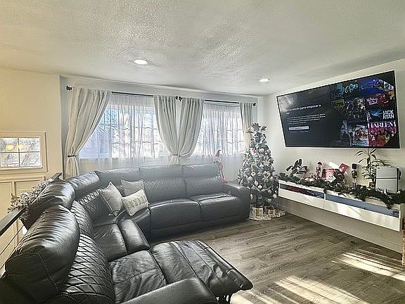 4th image of 12147 Hawaii Dr
