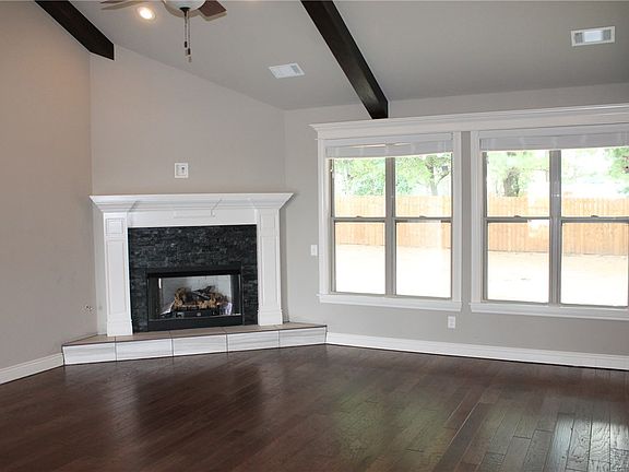 3rd image of 1730 Helen Ln