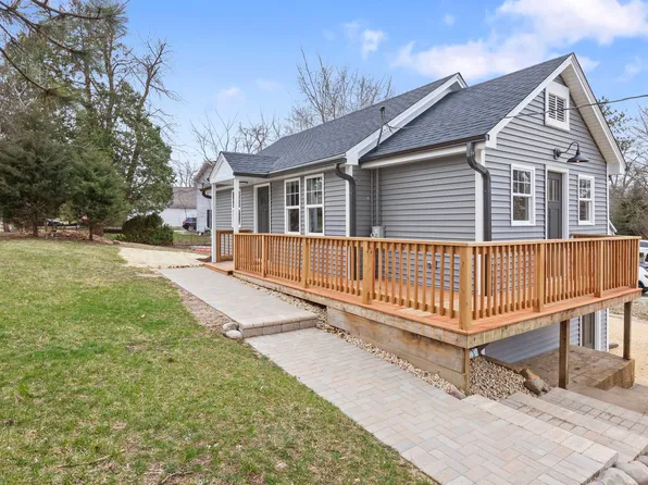 3813 Eastway Dr, Island Lake, IL 60042