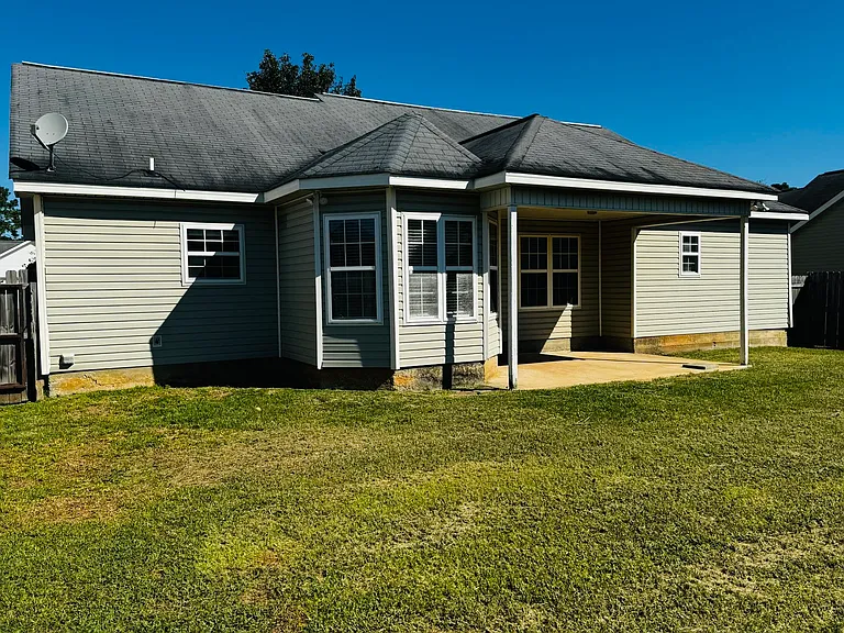203 Camelot Pl — Photo 2