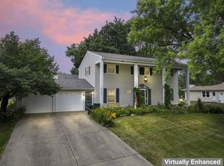 27W084 Fleming Dr, Winfield, IL 60190