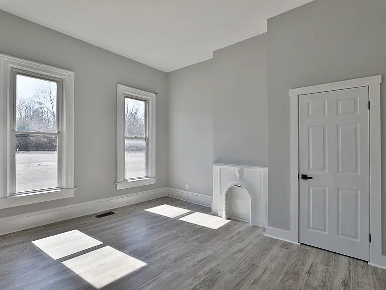 528 W High St — Photo 5