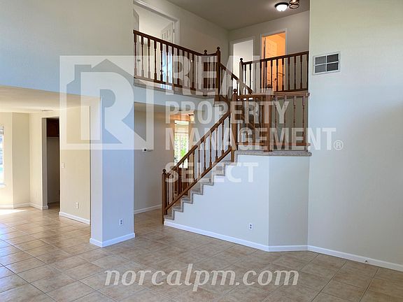 3rd image of 1314 Jamestown Dr