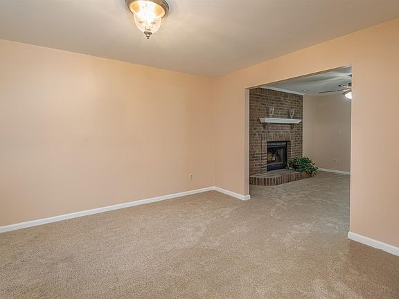 3rd image of 925 Springwood Ct