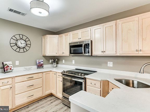 2nd image of 2942 Yarling Ct