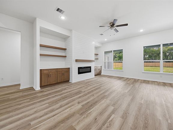 3rd image of 185 Oak Cluster Dr