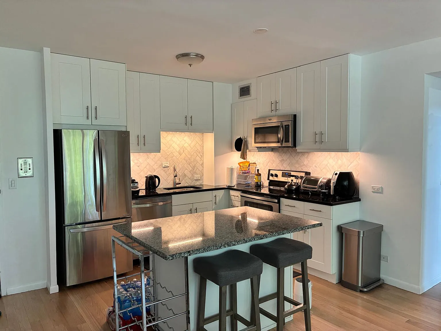 2 bed, 1200 sqft, $3,820 — Photo 2