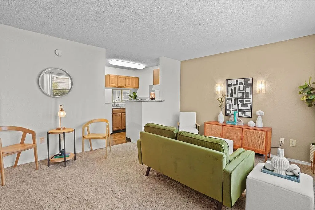 Country Hollow Apartments — Photo 1