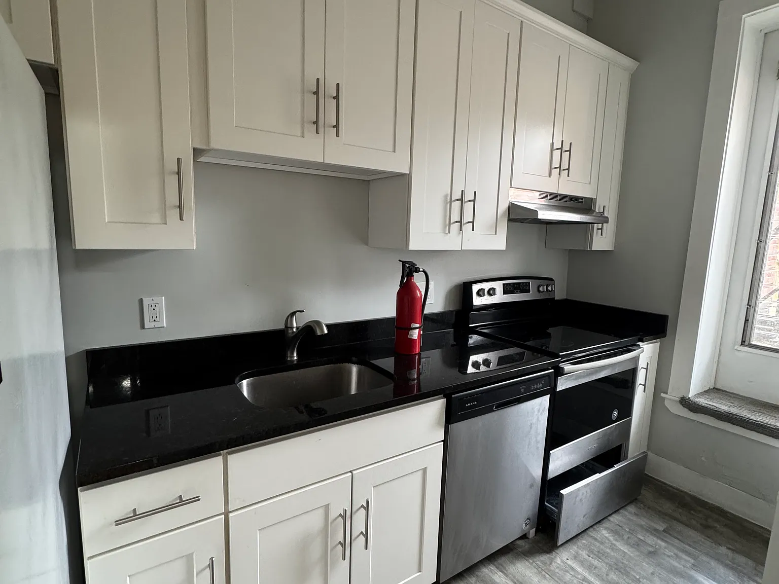 3 bed, 2.5 bath, 9999 sqft, $4,750 — Photo 2