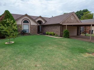 2208 NE 10th St, Moore, OK 73160