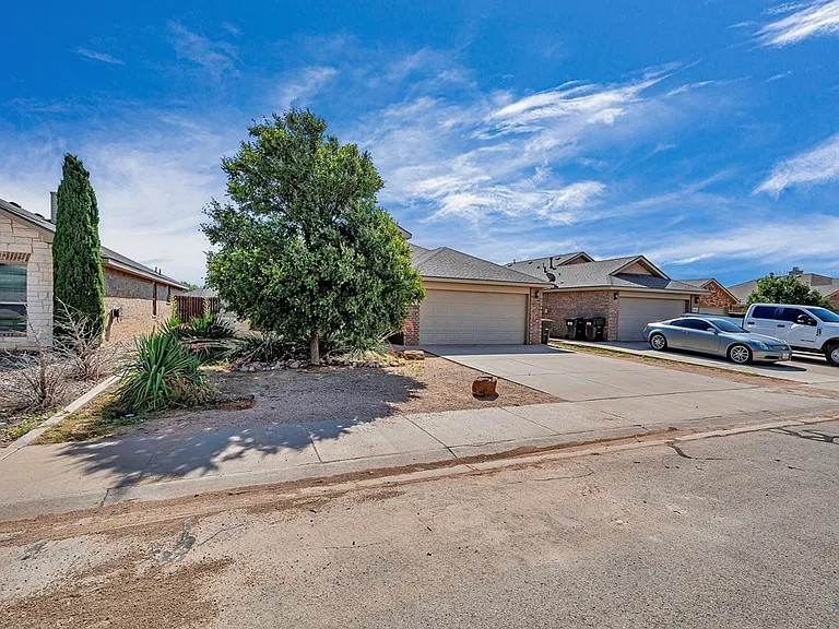 608 Memorial Ct — Photo 2