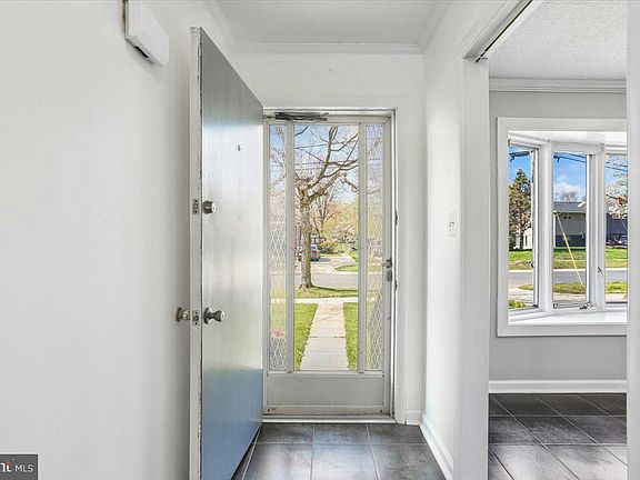 4th image of 4423 Renn St