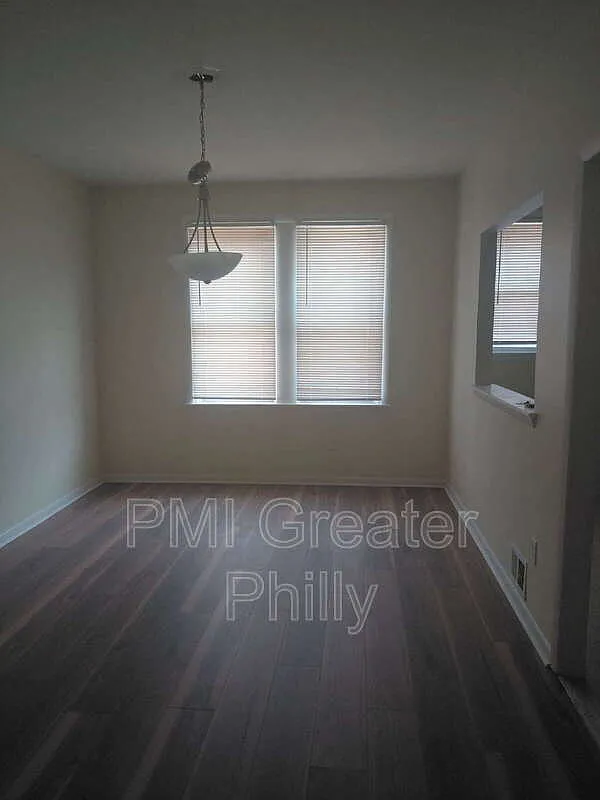 3 bed, 1.0 bath, 1150 sqft, $1,900 — Photo 3