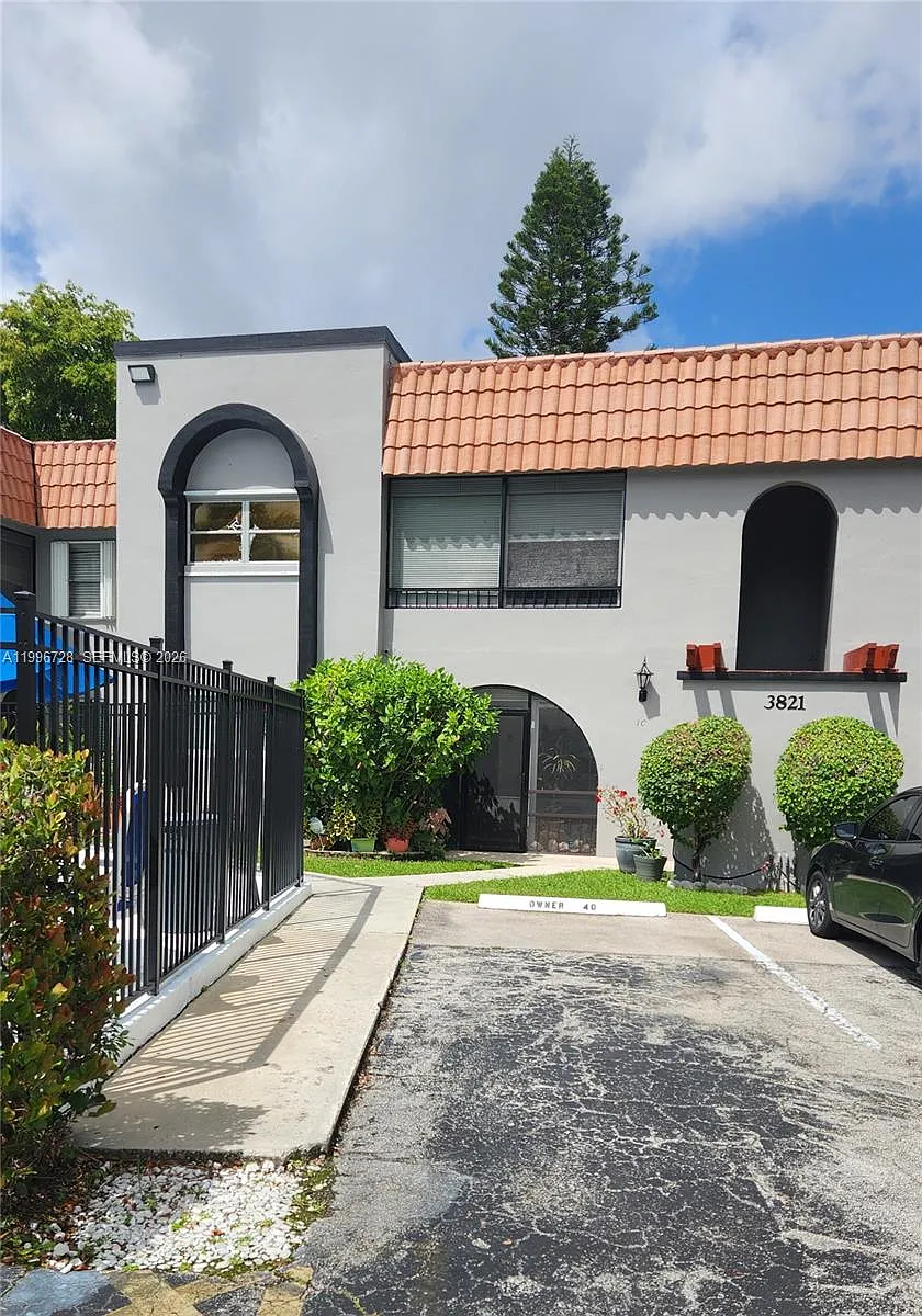 Building Photo - 3811 NW 84th Ave #2B