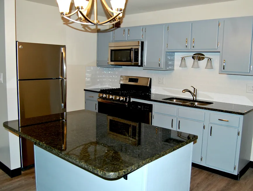 Seven Stories West Apartments — Photo 2