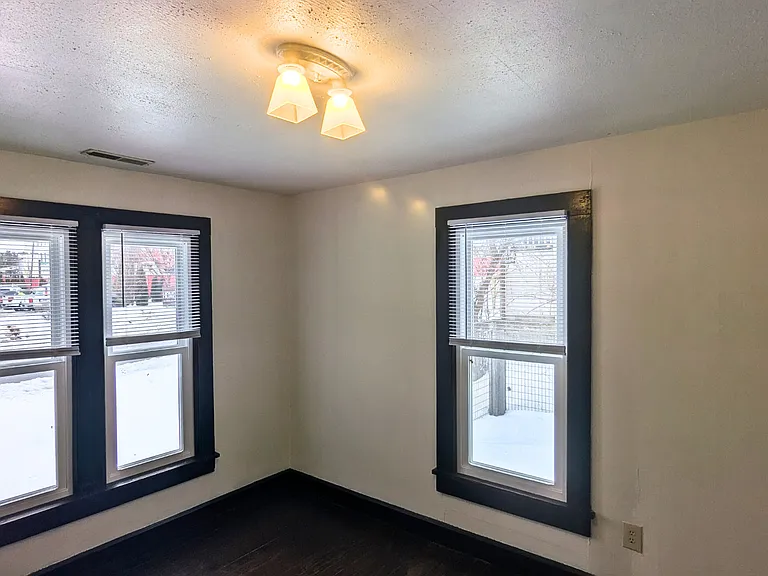 102 E 17th St — Photo 24