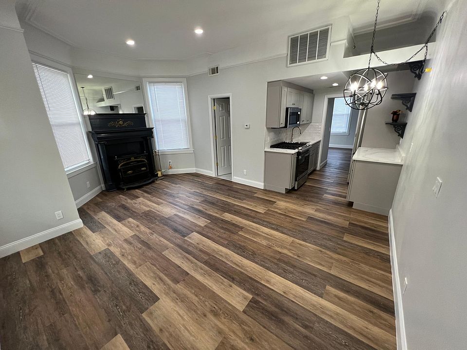 Living Room / Entry