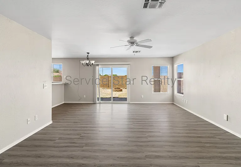 12106 N 130th Dr — Photo 4