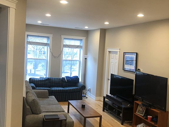 5th image of 852 W Aldine Ave #2