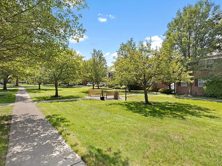 Lakeview Apartments — Photo 16
