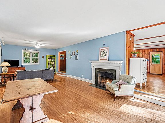3rd image of 812 Saint Michaels Ln