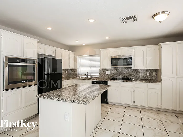 8041 Hilliard Ave — Photo 5