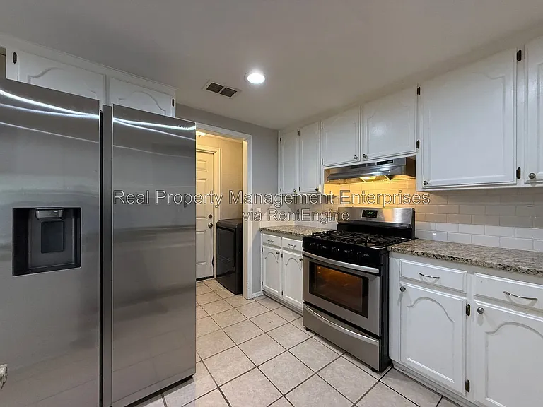 1071 Castlebury Mansion — Photo 6