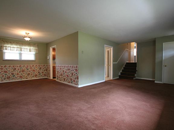 3rd image of 1020 W Park Dr