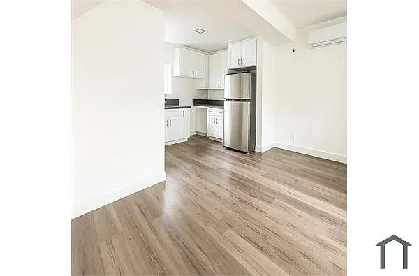 Building Photo - 2036 Chariton St #2038