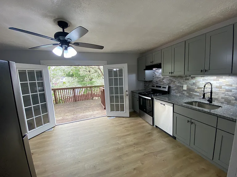 518 Burlington Ct — Photo 2
