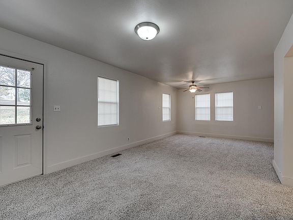 4th image of 922 W Kiehl Ave