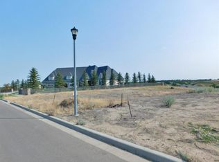 2012 Valley Bluffs Dr, Minot, ND 58701