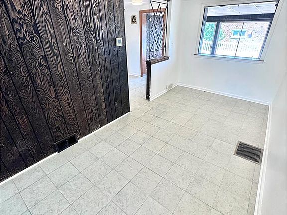 4th image of 749 Benton St