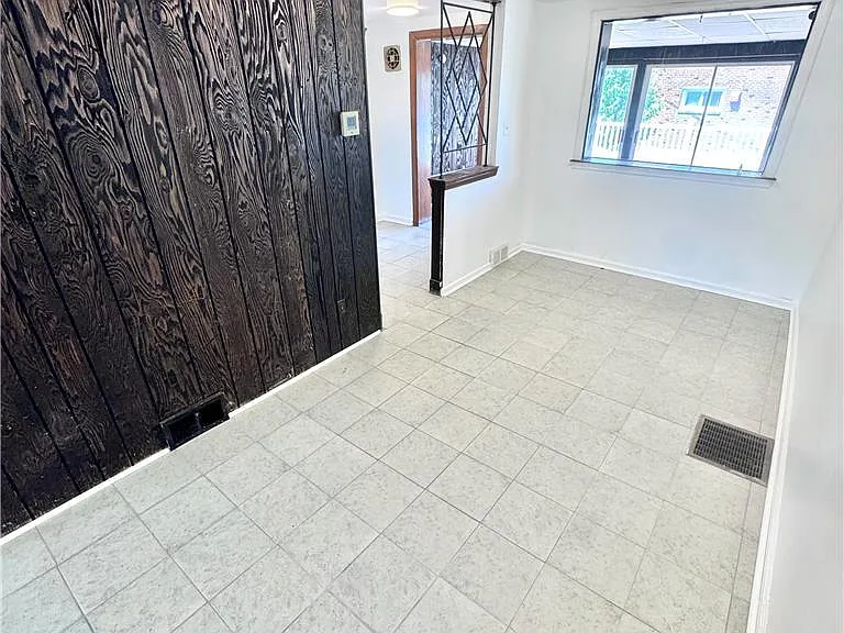 749 Benton St — Photo 4