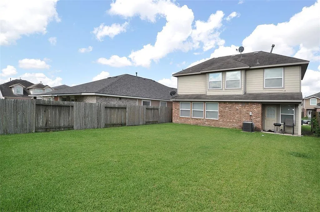 3 bed, 2.5 bath, 1589 sqft, $2,000 — Photo 2