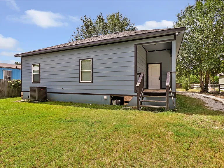 1031 County Road 3404 — Photo 12