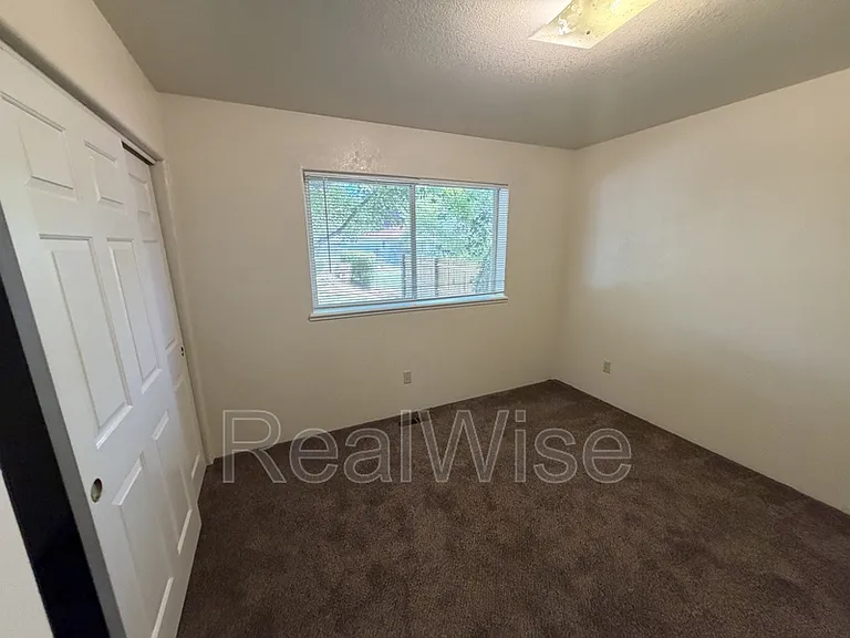 249 SW Rogue River Ave #D — Photo 21