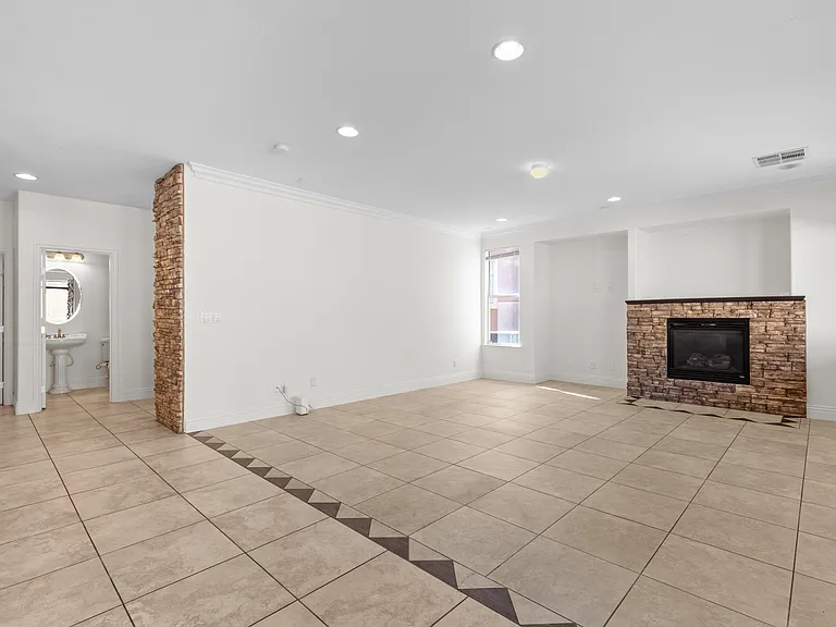 2733 Kildrummie St — Photo 9