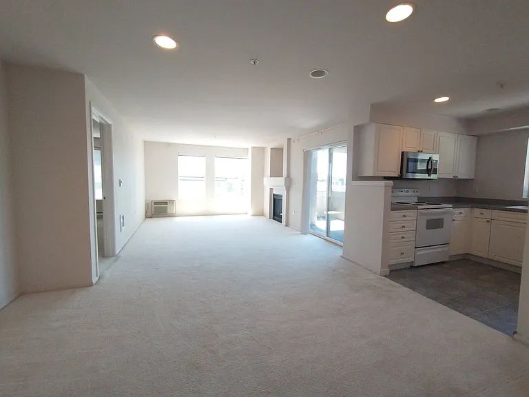 4343 Roosevelt Way NE #402 — Photo 7