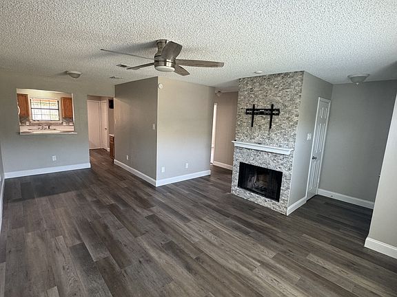 2nd image of 1361 Lakecrest Dr