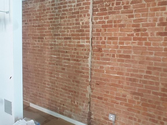 4th image of 1022 Longwood Ave
