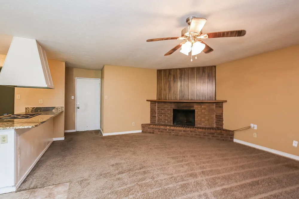 3 bed, 2.0 bath, 1423 sqft, $1,995 — Photo 2