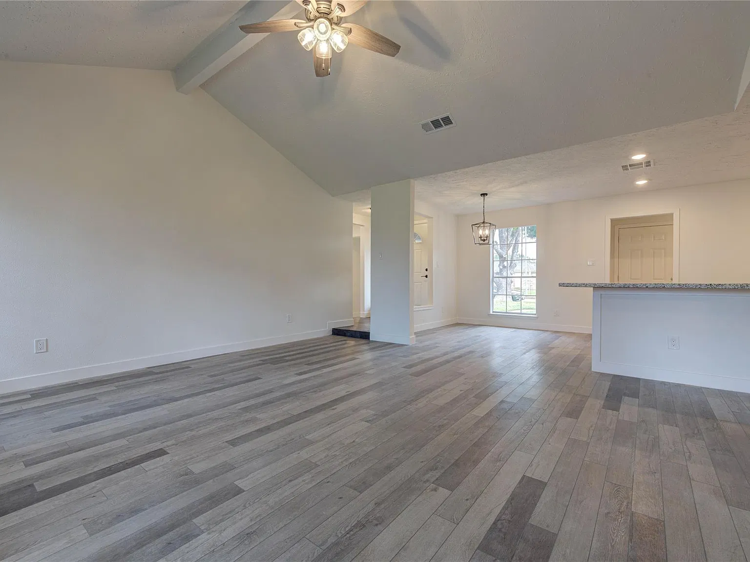4 bed, 2.0 bath, 1487 sqft, $2,400 — Photo 4