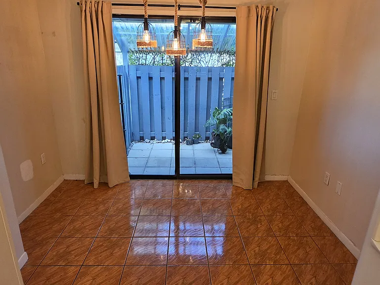 Thomas St — Photo 48